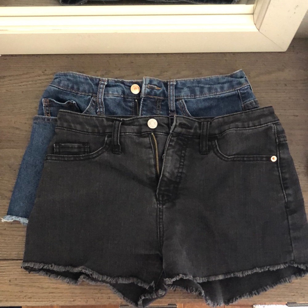 BUNDLE!! 2 Women’s size 4 shorts!